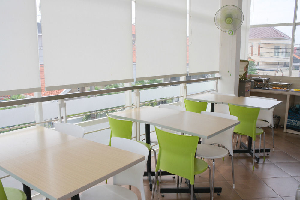 Airy Barat Amarta Raya Hotel *